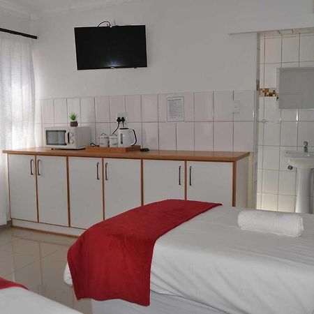 Lüderitz Timo'S Guesthouse Accommodation מראה חיצוני תמונה