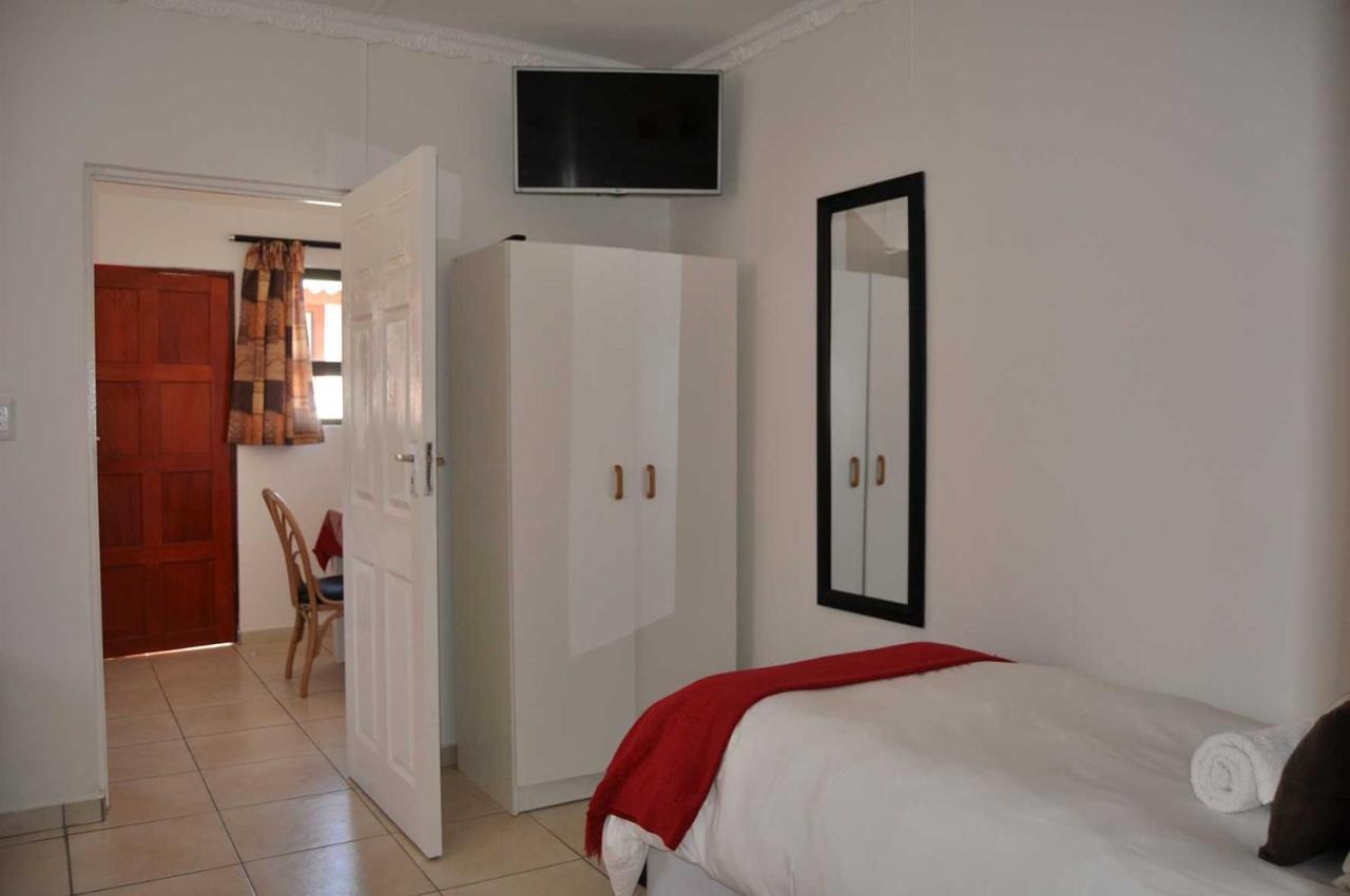 Lüderitz Timo'S Guesthouse Accommodation מראה חיצוני תמונה