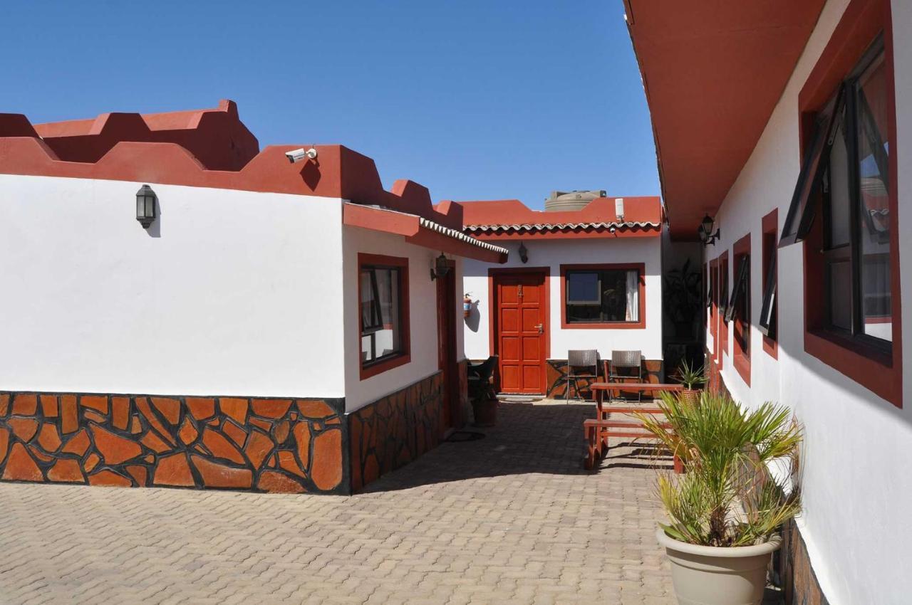 Lüderitz Timo'S Guesthouse Accommodation מראה חיצוני תמונה
